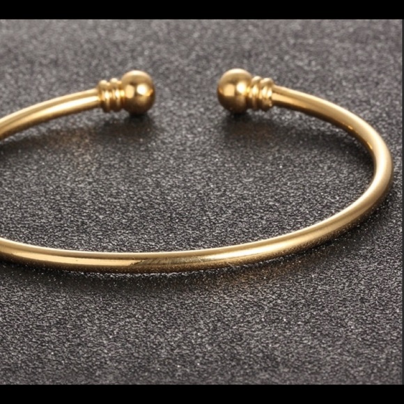Simple 18k Gold Bangle Bracelet - Picture 2 of 5